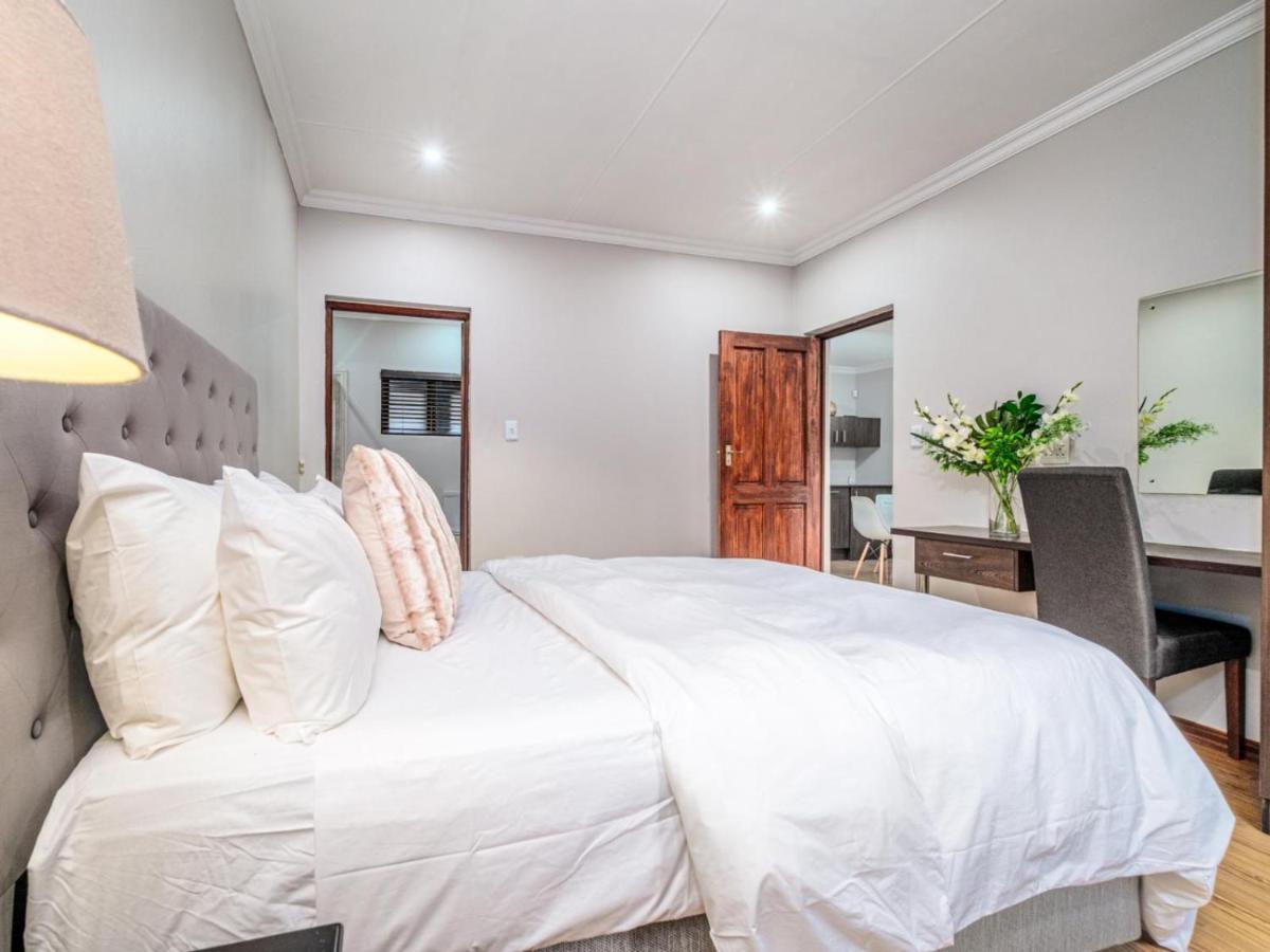 Hurlingham House Guest House ヨハネスブルグ エクステリア 写真